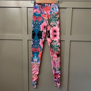 Mika Yoga Wear Gabi Gaby Yoga Leggings Cross Over Waist Cinched Ankle Size XS/S